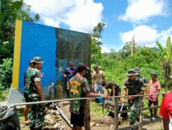 Anggota Satgas Kodim Maluku Yonarhanud 11/WBY Melaksanakan Kegiatan Karya Bakti di Dusun Mausuane