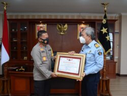 Kapala Imigrasi Batam Lakukan Audiensi Dan Berikan Penghargaan Kepada Kapolda Kepri.