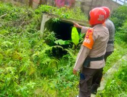 PENGECEKAN SALURAN GORONG-GORONG ANTISIPASI MELETUSNYA GUNUNG TANGKUBAN PERAHU OLEH TIM SAR SAT BRIMOB POLDA JABAR