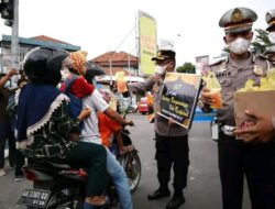 Kompak, Polres Kebumen bersama Mahasiswa Bagikan Takjil di Tugu Lawet