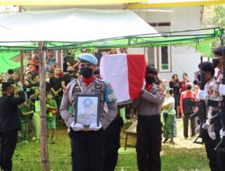 Kompol Aang Permana Pimpin Pemakaman Jenasah Bripka ( Purn) Boni Satuni di Pemakaman Katholik Desa Pemuar