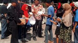 Jum’at Berkah, Marcab LMP Perjuangan Medan Berbagi Makanan Kepada Warga