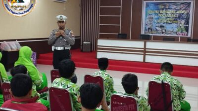 Polresta Pontianak Kenalkan Tugas Polisi Kepada Siswa SD Islam Al Mumtast