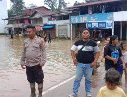 Kapolsek Kuala Behe Pantau Banjir, Himbau Warga Tetap Waspada