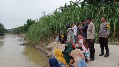 Personel Polsek Kota Kisaran Cek TKP Orang Hanyut Disungai