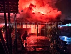 Diduga Akibat Korsleting Listrik 10 Rumah Dinas Anggota TNI-AD di Gatot Subroto I Kubu Raya Terbakar