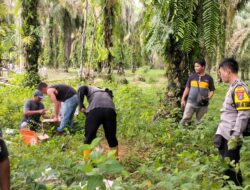 Jaga Silaturahmi, Bhabinkamtibmas Polsek Bandar Pulau Laksanakan Gotong Royong Dengan Warga