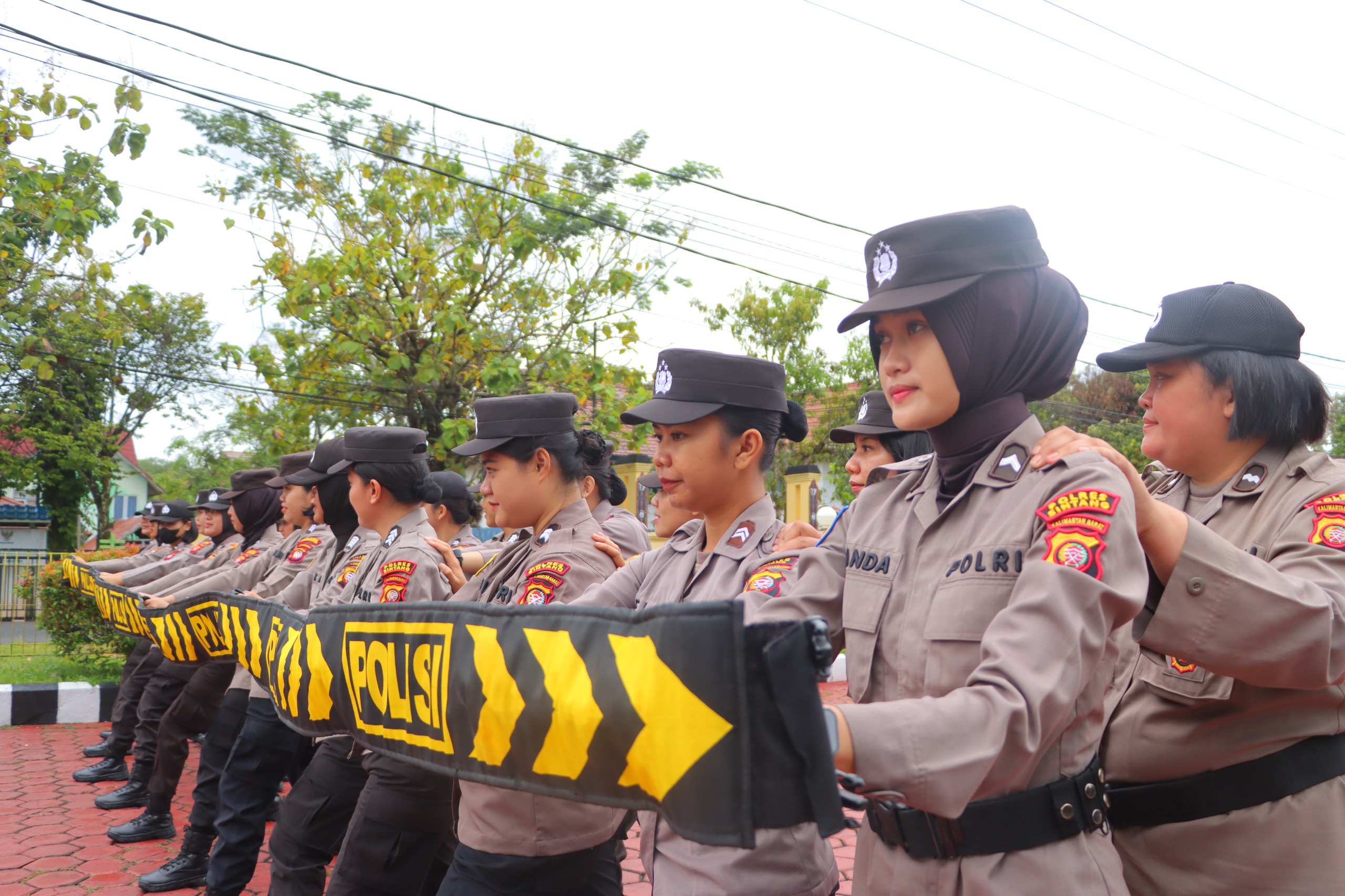 Memasuki Tahapan Pemilu 2024 Polwan Polres Sintang Gelar Latihan