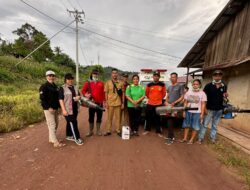 Cegah Penyebaran DBD Meluas,Kepala Desa Berinang Mayun  Bersama Team Puskesmas Darit Lakukan Foging