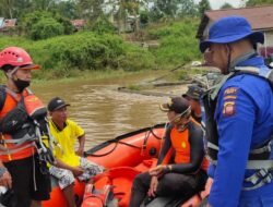 Polres Sintang lakukan Pencarian dan Olah TKP Kecelakaan di Aliran Sungai  Desa Tanjung Kelansam