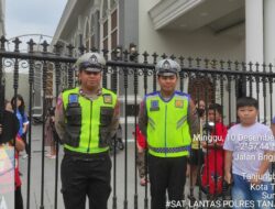 Sat Lantas Polres Tanjung Balai Pengaturan Arus Lalu Lintas kegiatan Ibadah Minggu di Jalan Depan Gereja