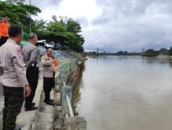 Kapolres Kuansing Lakukan Pengecekan Debit Air Sungai Kuantan di Lokasi Tangga Batu Tepian Narosa