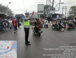 Ramah Dan Humanis, Sat Lantas Polres Tanjung Balai Seberangkan Pejalan Kaki dan Urai Kemacetan