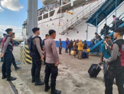 Personil Polresta Pontianak Berikan Pelayanan Terbaik dalam Pengamanan Arus Mudik di Pelabuhan Dwikora Pontianak