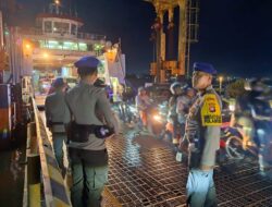 Sub Satgas Polairud OPS Ketupat Kapuas 2024 Amankan Arus Balik Mudik Di Pelabuhan Penyebrangan Air