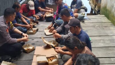 Makan Bareng Buruh Pikul, Cara Kapolsek Mempawah Hilir Galang Kamtibmas di Peringatan May Day 2024