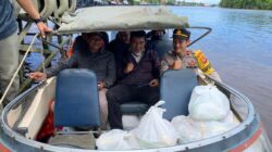 Polisi, Camat dan Kepala Desa Beri Bantuan Sosial Untuk Korban Puting Beliung di Kecamatan Kubu