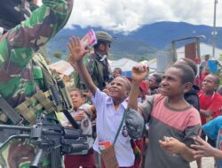 Satgas Yonif 509 Laksanakan Patroli dan Bagikan Alat Tulis di Kampung Bilogai, Intan Jaya