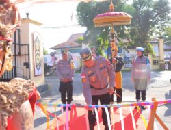 Polres Sintang Lakukan Ritual Adat Pedang Pora Sambut Kedatangan Kapolres Baru AKBP I Nyoman Budi Artawan, S.H., S.I.K., M.M.