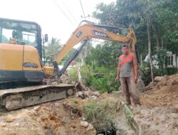Drainase Tersumbat Menyebabkan Rumah Sering Kebanjiran Warga Pasang Gorong-gorong Pakai Uang Pribadi.