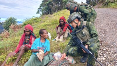 Pos Langit Satgas Yonif 509 Kostrad Sediakan Nasi Bungkus Gratis dan Layanan Kesehatan untuk Masyarakat