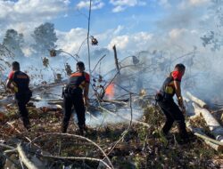Brimob Polda Sumut Padamkan Kebakaran di Desa Maris, Kec. Angkola Timur