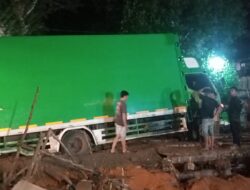 Mobil Box Di Duga Bermuatan Daging Ayam Dan Sosis Amblas Di Jembatan Pentek Desa Semade