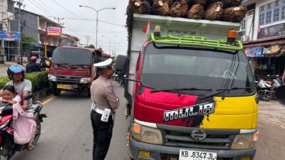 Satlantas Polres Melawi Himbau Sopir Truk TBS Sawit Gunakan Jaring Pengaman