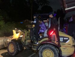 Yon C Brimobda Sumut Evakuasi Pohon Tumbang Saat Perjalanan Balik Kanan Pasca Pengamanan KunKer RI-1 di Wilkum Polda Sumut