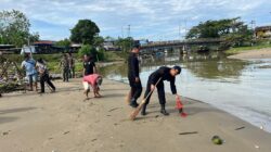 Kompi 4 Yon C Brimobda Sumut BakSos Pembersihan di Kampung Pesisir Kecamatan Ilir