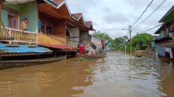 Banjir di Desa Menukung Kota, Polsek Menukung Siaga dan Bantu Evakuasi