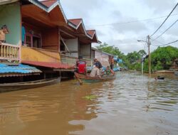 Banjir di Desa Menukung Kota, Polsek Menukung Siaga dan Bantu Evakuasi